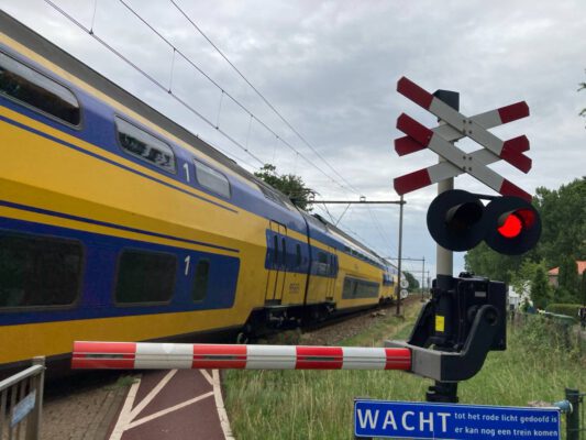 🔴 TREIN BOTST TEGEN AUTO-AMBULANCE BIJ ROOSENDAAL